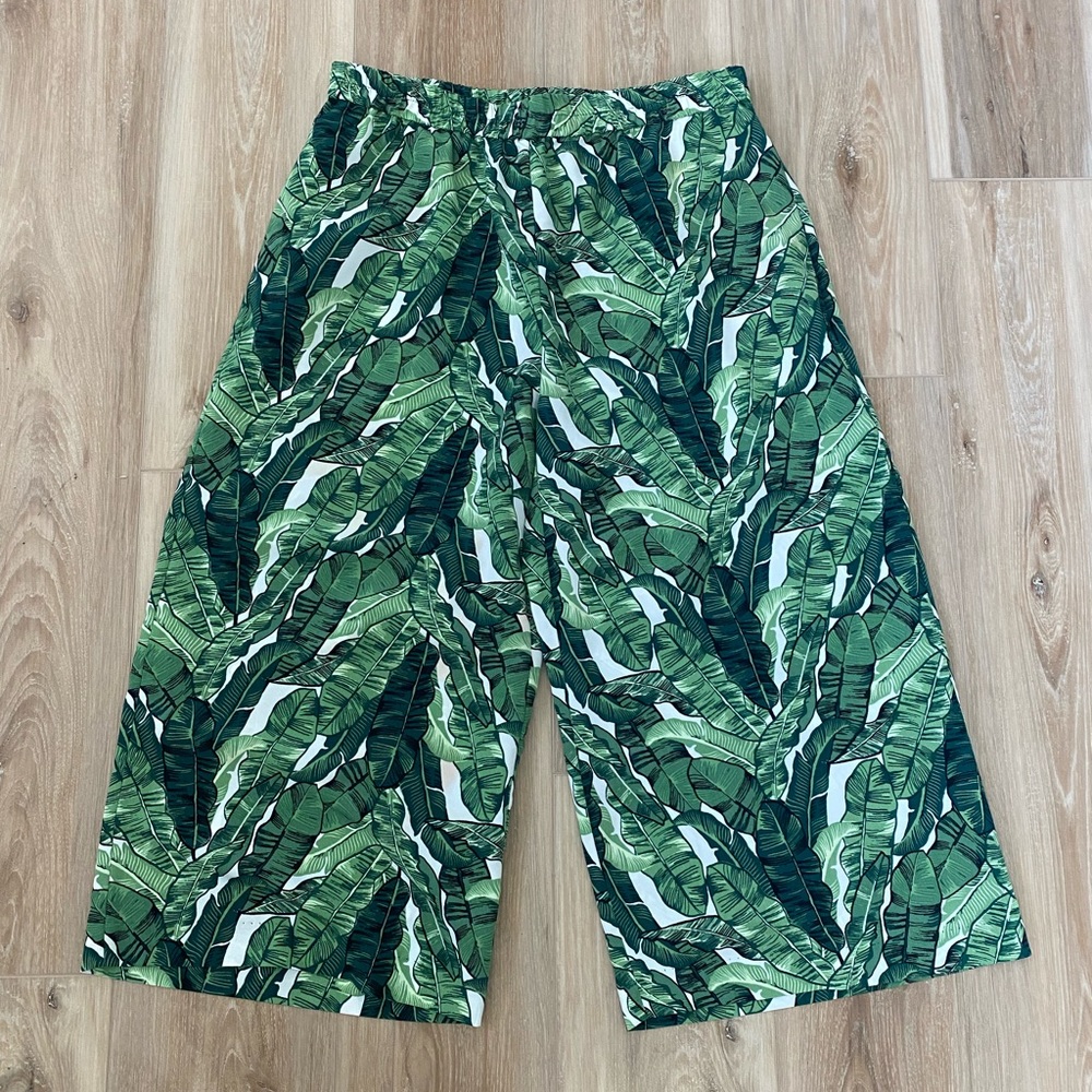H&M Conscious Palm Leaf Cropped Flowy Capri Pants